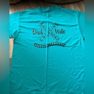 Women’s rail wife tee